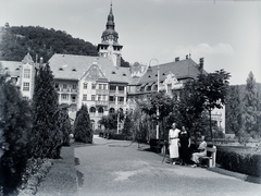 Magyarország, Lillafüred, Miskolc, Palotaszálló a park felől., 1935, Kurutz Márton, nők, szálloda, pihenés, neoreneszánsz, pad, turistabot, Lux Kálmán-terv, Fortepan #10403