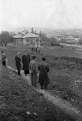 Magyarország, Budapest XII., szemben az Abos utca 6., jobbra távolabb az Istenhegyi út 20/b és 20/c számú épületek, a mai Abos lépcső - Tusnádi utca környékéről nézve. A kép forrását kérjük így adja meg: Fortepan / Budapest Főváros Levéltára. Levéltári jelzet: HU.BFL.XV.19.c.10, 1960, Budapest Főváros Levéltára / BRFK helyszínelési fényképei, BRFK Hivatala Bűnügyi Technikai Osztály, Budapest, Bűnügy rekonstruálása, Fortepan #104053