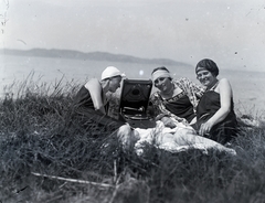 Magyarország, Balatonföldvár, háttérben a Tihanyi-félsziget., 1934, Kurutz Márton, gramofon, Fortepan #10406