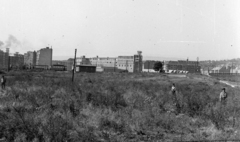 Magyarország, Budapest XI., lágymányosi Duna-part a Petőfi híd budai hídfőjétől délre (a mai Pázmány Péter sétány helyén). A háttérben 66-os villamos-végállomása mögött az Egry József utca épületei, jobbra a hídfő. A kép forrását kérjük így adja meg: Fortepan / Budapest Főváros Levéltára. Levéltári jelzet: HU.BFL.XV.19.c.10, 1958, Budapest Főváros Levéltára / BRFK helyszínelési fényképei, BRFK Hivatala Bűnügyi Technikai Osztály, rendőr, villamos, villamos pótkocsi, Budapest, Fortepan #104072