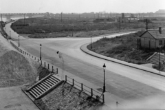 Magyarország, Budapest XI., lágymányosi Duna-part a Petőfi híd budai hídfőjétől délre (a mai Pázmány Péter sétány helyén), háttérben az Összekötő vasúti híd. A kép forrását kérjük így adja meg: Fortepan / Budapest Főváros Levéltára. Levéltári jelzet: HU.BFL.XV.19.c.10, 1958, Budapest Főváros Levéltára / BRFK helyszínelési fényképei, BRFK Hivatala Bűnügyi Technikai Osztály, Budapest, lépcső, Fortepan #104073