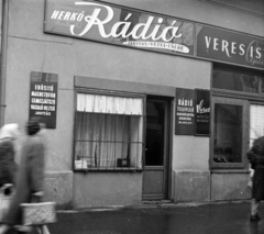 Magyarország, Budapest IV., Árpád út 86. A kép forrását kérjük így adja meg: Fortepan / Budapest Főváros Levéltára. Levéltári jelzet: HU.BFL.XV.19.c.10, 1959, Budapest Főváros Levéltára / BRFK helyszínelési fényképei, BRFK Hivatala Bűnügyi Technikai Osztály, Budapest, televízió szervíz, Fortepan #104106