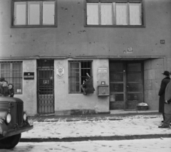 Magyarország, Budapest XI., Villányi út 72. A kép forrását kérjük így adja meg: Fortepan / Budapest Főváros Levéltára. Levéltári jelzet: HU.BFL.XV.19.c.10, 1959, Budapest Főváros Levéltára / BRFK helyszínelési fényképei, BRFK Hivatala Bűnügyi Technikai Osztály, GAZ 69, Budapest, Bűnügy rekonstruálása, betörés, Fortepan #104109