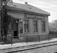 Magyarország, Budapest XI., Fehérvári út, Jóbarát vendéglő (ekkor 193. számú ház, ma a 183-189. számú háztömb áll a helyén). A kép forrását kérjük így adja meg: Fortepan / Budapest Főváros Levéltára. Levéltári jelzet: HU.BFL.XV.19.c.10, 1959, Budapest Főváros Levéltára / BRFK helyszínelési fényképei, BRFK Hivatala Bűnügyi Technikai Osztály, kerékpár, vendéglő, étterem, Budapest, betörés, Fortepan #104114