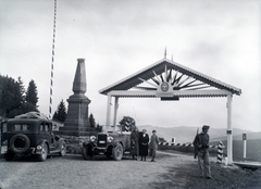 Ukrajna, Vereckei-hágó, lengyel-magyar határ, a Millennium idején felállított emlékobeliszk (az 1960-as években eltávolították) és a győzelmi kapu. , 1939, Kurutz Márton, kapu, sorompó, határállomás, obeliszk, automobil, puska, határkő, határőrség, Fortepan #10412