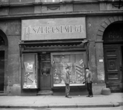 Magyarország, Budapest V., Sas (Guszev) utca 4. A kép forrását kérjük így adja meg: Fortepan / Budapest Főváros Levéltára. Levéltári jelzet: HU.BFL.XV.19.c.10, 1959, Budapest Főváros Levéltára / BRFK helyszínelési fényképei, BRFK Hivatala Bűnügyi Technikai Osztály, élelmiszerbolt, Csemege vállalat, Budapest, Közért Vállalat, Fortepan #104123