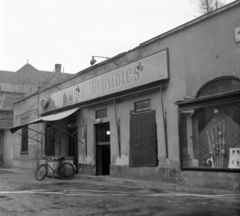 Magyarország, Budapest XIV., Hermina (Május 1.) út 1. Zöldség-gyümölcs bolt a Thököly útnál. A kép forrását kérjük így adja meg: Fortepan / Budapest Főváros Levéltára. Levéltári jelzet: HU.BFL.XV.19.c.10, 1959, Budapest Főváros Levéltára / BRFK helyszínelési fényképei, BRFK Hivatala Bűnügyi Technikai Osztály, Budapest, kerékpár, Fortepan #104126