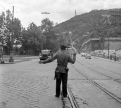 Magyarország, Budapest I., Döbrentei tér az Attila út (körút) irányából a Gellért-hegy felé nézve.A kép forrását kérjük így adja meg: Fortepan / Budapest Főváros Levéltára. Levéltári jelzet: HU.BFL.XV.19.c.10, 1959, Budapest Főváros Levéltára / BRFK helyszínelési fényképei, BRFK Hivatala Bűnügyi Technikai Osztály, teherautó, utcakép, rendőr, villamos, Budapest, forgalomirányítás, Fortepan #104162