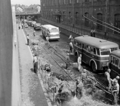 Magyarország, Budapest VIII.,Budapest IX., Könyves Kálmán körút a Kőbányai út felől nézve. A kép forrását kérjük így adja meg: Fortepan / Budapest Főváros Levéltára. Levéltári jelzet: HU.BFL.XV.19.c.10, 1961, Budapest Főváros Levéltára / BRFK helyszínelési fényképei, BRFK Hivatala Bűnügyi Technikai Osztály, magyar gyártmány, teherautó, Ikarus-márka, pótkocsi, rendőr, trolibusz, Ikarus 60T, Ikarus 66, tűzoltó, tűzoltó fecskendő, Budapest, Fortepan #104262