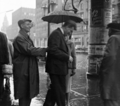 Magyarország, Budapest V.,Budapest VII., Károly (Tanács) körút a Deák Ferenc tér felé nézve. A kép forrását kérjük így adja meg: Fortepan / Budapest Főváros Levéltára. Levéltári jelzet: HU.BFL.XV.19.c.10, 1961, Budapest Főváros Levéltára / BRFK helyszínelési fényképei, BRFK Hivatala Bűnügyi Technikai Osztály, utcakép, hirdetőoszlop, esernyő, orkánkabát, eső, Budapest, Fortepan #104263