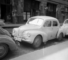 Magyarország, Budapest VII., Dohány utca, szemben a Rákóczi út 32. számú épület Dohány utcai oldala. A kép forrását kérjük így adja meg: Fortepan / Budapest Főváros Levéltára. Levéltári jelzet: HU.BFL.XV.19.c.10, 1961, Budapest Főváros Levéltára / BRFK helyszínelési fényképei, BRFK Hivatala Bűnügyi Technikai Osztály, Renault-márka, francia gyártmány, automobil, Renault 4CV, Budapest, Fortepan #104314