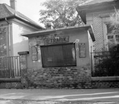 Magyarország, Budapest XV., trafik a Szűcs István (Doktor Sándor) utca 14. számú ház előtt. A kép forrását kérjük így adja meg: Fortepan / Budapest Főváros Levéltára. Levéltári jelzet: HU.BFL.XV.19.c.10, 1961, Budapest Főváros Levéltára / BRFK helyszínelési fényképei, BRFK Hivatala Bűnügyi Technikai Osztály, trafik, lottózó, Budapest, Fortepan #104317