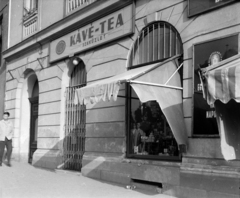 Magyarország, Budapest II., Margit körút (Mártírok útja) 91. A kép forrását kérjük így adja meg: Fortepan / Budapest Főváros Levéltára. Levéltári jelzet: HU.BFL.XV.19.c.10, 1961, Budapest Főváros Levéltára / BRFK helyszínelési fényképei, BRFK Hivatala Bűnügyi Technikai Osztály, cégtábla, napernyő, Budapest, napellenző, kávé-tea üzlet, Fortepan #104325