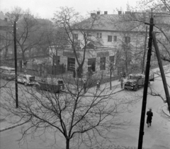 Magyarország, Budapest XIV., Gyarmat utca - Amerikai út sarok. A kép forrását kérjük így adja meg: Fortepan / Budapest Főváros Levéltára. Levéltári jelzet: HU.BFL.XV.19.c.10, 1961, Budapest Főváros Levéltára / BRFK helyszínelési fényképei, BRFK Hivatala Bűnügyi Technikai Osztály, cégtábla, járókelő, teherautó, utcakép, Moszkvics-márka, furgon, Budapest, élelmiszerbolt, Közért Vállalat, Fortepan #104351