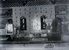 Hungary, Budapest, 1932, Kurutz Márton, ad, shop, vendor, man, chocolate, movie schedule, shop interior, Fortepan #10437