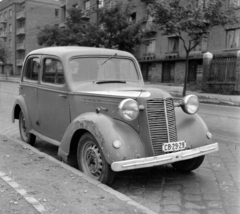 Magyarország, Budapest XI., Budaörsi út, Vauxhall 12 típusú személygépkocsi, háttérben a 4-18/b számú épület. A kép forrását kérjük így adja meg: Fortepan / Budapest Főváros Levéltára. Levéltári jelzet: HU.BFL.XV.19.c.10, 1961, Budapest Főváros Levéltára / BRFK helyszínelési fényképei, BRFK Hivatala Bűnügyi Technikai Osztály, brit gyártmány, automobil, Vauxhall-márka, rendszám, Budapest, Vauxhall 12, Fortepan #104388