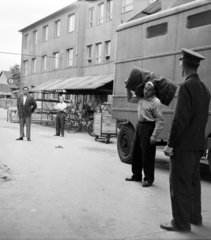 Magyarország, Budapest XIX., Üllői út 206. (Vörös Hadsereg útja 80-82.), Vörös Október Ruhagyár (VOR). A kép forrását kérjük így adja meg: Fortepan / Budapest Főváros Levéltára. Levéltári jelzet: HU.BFL.XV.19.c.10, 1961, Budapest Főváros Levéltára / BRFK helyszínelési fényképei, BRFK Hivatala Bűnügyi Technikai Osztály, Budapest, Bűnügy rekonstruálása, Fortepan #104391