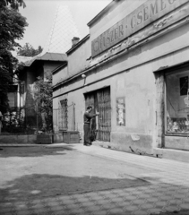 Magyarország, Budapest II., Budakeszi út 47/b. A kép forrását kérjük így adja meg: Fortepan / Budapest Főváros Levéltára. Levéltári jelzet: HU.BFL.XV.19.c.10, 1961, Budapest Főváros Levéltára / BRFK helyszínelési fényképei, BRFK Hivatala Bűnügyi Technikai Osztály, utcakép, Budapest, élelmiszerbolt, Közért Vállalat, Fortepan #104396