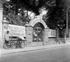 Magyarország, Budapest III., Pusztakúti út, Csillaghegyi strand vendéglő. A kép forrását kérjük így adja meg: Fortepan / Budapest Főváros Levéltára. Levéltári jelzet: HU.BFL.XV.19.c.10, 1961, Budapest Főváros Levéltára / BRFK helyszínelési fényképei, BRFK Hivatala Bűnügyi Technikai Osztály, strand, kerékpár, szemetes, gázpalack, Budapest, Fortepan #104397