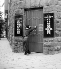 Magyarország, Budapest II., Lövőház utca 24., Gyöngy eszpresszó. A kép forrását kérjük így adja meg: Fortepan / Budapest Főváros Levéltára. Levéltári jelzet: HU.BFL.XV.19.c.10, 1961, Budapest Főváros Levéltára / BRFK helyszínelési fényképei, BRFK Hivatala Bűnügyi Technikai Osztály, cégtábla, kockakő, Budapest, eszpresszó, üzletportál, Fortepan #104398