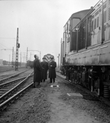 Magyarország, Budapest III., Óbuda vasútállomás. A kép forrását kérjük így adja meg: Fortepan / Budapest Főváros Levéltára. Levéltári jelzet: HU.BFL.XV.19.c.10, 1963, Budapest Főváros Levéltára / BRFK helyszínelési fényképei, BRFK Hivatala Bűnügyi Technikai Osztály, vasút, magyar gyártmány, MÁVAG-márka, vasúti jelző, vasútállomás, Ganz-márka, dízelmozdony, kitérő, fényjelző, MÁV M44 sorozat, Budapest, Fortepan #104418