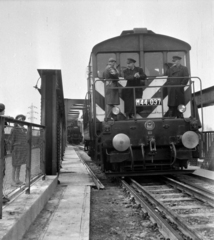 Magyarország, Budapest XIII.,Budapest IV., Újpesti vasúti híd az újpesti hídfőtől nézve. A kép forrását kérjük így adja meg: Fortepan / Budapest Főváros Levéltára. Levéltári jelzet: HU.BFL.XV.19.c.10, 1963, Budapest Főváros Levéltára / BRFK helyszínelési fényképei, BRFK Hivatala Bűnügyi Technikai Osztály, gőzmozdony, vasút, dízelmozdony, MÁV 324 sorozat, MÁV M44 sorozat, Budapest, Fortepan #104419