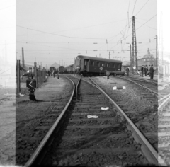 Magyarország, Budapest VIII., vasúti baleset a Keleti pályaudvar külső vágányainál. A kép forrását kérjük így adja meg: Fortepan / Budapest Főváros Levéltára. Levéltári jelzet: HU.BFL.XV.19.c.10, 1963, Budapest Főváros Levéltára / BRFK helyszínelési fényképei, BRFK Hivatala Bűnügyi Technikai Osztály, vasút, baleset, pályaudvar, Budapest, Fortepan #104440