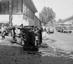 Magyarország, Budapest XIII., Dózsa György út a Szabolcs utca saroktól a Lehel utca felé nézve. A kép forrását kérjük így adja meg: Fortepan / Budapest Főváros Levéltára. Levéltári jelzet: HU.BFL.XV.19.c.10, 1963, Budapest Főváros Levéltára / BRFK helyszínelési fényképei, BRFK Hivatala Bűnügyi Technikai Osztály, baleset, trolibusz, Skoda 1101 VO/P Colonial, Budapest, halottaskocsi, Fortepan #104447