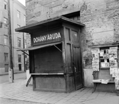 Magyarország, Budapest XI., Bartók Béla út - Ballagi Mór utca sarok. A kép forrását kérjük így adja meg: Fortepan / Budapest Főváros Levéltára. Levéltári jelzet: HU.BFL.XV.19.c.10, 1963, Budapest Főváros Levéltára / BRFK helyszínelési fényképei, BRFK Hivatala Bűnügyi Technikai Osztály, utcakép, bódé, trafik, újságárus, Budapest, Fortepan #104471