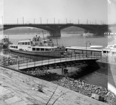 Magyarország, Budapest XIII., Jászai Mari téri hajóállomás, háttérben a Margit híd. A kép forrását kérjük így adja meg: Fortepan / Budapest Főváros Levéltára. Levéltári jelzet: HU.BFL.XV.19.c.10, 1963, Budapest Főváros Levéltára / BRFK helyszínelési fényképei, BRFK Hivatala Bűnügyi Technikai Osztály, hajó, Duna, vízibusz, Hófehérke/XXXI./Margitsziget hajó, Kuka hajó, Budapest, Duna-híd, Ernest Goüin-terv, Fortepan #104486