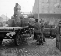 Magyarország, Budapest X., Jászberényi út, Kőbányai Sörgyár (egykor Első Magyar Részvényserfőzde), szemben a fejtőház. A kép forrását kérjük így adja meg: Fortepan / Budapest Főváros Levéltára. Levéltári jelzet: HU.BFL.XV.19.c.10, 1963, Budapest Főváros Levéltára / BRFK helyszínelési fényképei, BRFK Hivatala Bűnügyi Technikai Osztály, lovaskocsi, hordó, Budapest, Fortepan #104499