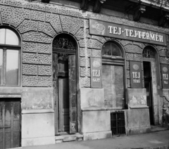 Magyarország, Budapest VII., Almássy tér 10. A kép forrását kérjük így adja meg: Fortepan / Budapest Főváros Levéltára. Levéltári jelzet: HU.BFL.XV.19.c.10, 1963, Budapest Főváros Levéltára / BRFK helyszínelési fényképei, BRFK Hivatala Bűnügyi Technikai Osztály, tejbolt, Budapest, Fortepan #104529