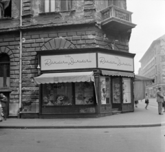 Magyarország, Budapest VII., Vörösmarty utca - Wesselényi utca sarok. A kép forrását kérjük így adja meg: Fortepan / Budapest Főváros Levéltára. Levéltári jelzet: HU.BFL.XV.19.c.10, 1963, Budapest Főváros Levéltára / BRFK helyszínelési fényképei, BRFK Hivatala Bűnügyi Technikai Osztály, üzlet, utcakép, rövidáru, Röltex-márka, Budapest, betörés, Fortepan #104537