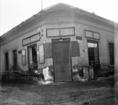 Magyarország, Budapest XX., Szent Imre herceg (Ősz Szabó József) utca - Rezeda utca sarok. A kép forrását kérjük így adja meg: Fortepan / Budapest Főváros Levéltára. Levéltári jelzet: HU.BFL.XV.19.c.10, 1963, Budapest Főváros Levéltára / BRFK helyszínelési fényképei, BRFK Hivatala Bűnügyi Technikai Osztály, üzlet, Budapest, betörés, Fortepan #104543