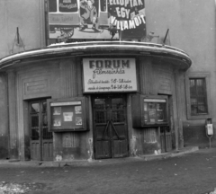 Magyarország, Budapest XVIII., Margó Tivadar (Rákóczi) utca 1., Fórum mozi. A kép forrását kérjük így adja meg: Fortepan / Budapest Főváros Levéltára. Levéltári jelzet: HU.BFL.XV.19.c.10, 1960, Budapest Főváros Levéltára / BRFK helyszínelési fényképei, BRFK Hivatala Bűnügyi Technikai Osztály, mozi, Budapest, filmplakát, Fortepan #104551