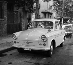 Magyarország, Budapest XIV., Abonyi utca a Zichy Géza utca felől az Izsó utca felé nézve. A kép forrását kérjük így adja meg: Fortepan / Budapest Főváros Levéltára. Levéltári jelzet: HU.BFL.XV.19.c.10, 1963, Budapest Főváros Levéltára / BRFK helyszínelési fényképei, BRFK Hivatala Bűnügyi Technikai Osztály, Trabant-márka, Nysa-márka, Trabant 500, rendszám, rendőrjármű, Nysa N59, Budapest, Fortepan #104557