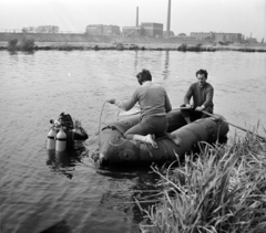 Magyarország, Budapest XX.,Budapest XXI., a Ráckevei (Soroksári)-Duna partja a Gubacsi hídtól délre, a túlparton a Csepeli Papírgyár. A kép forrását kérjük így adja meg: Fortepan / Budapest Főváros Levéltára. Levéltári jelzet: HU.BFL.XV.19.c.10, 1964, Budapest Főváros Levéltára / BRFK helyszínelési fényképei, BRFK Hivatala Bűnügyi Technikai Osztály, gumicsónak, Budapest, könnyűbúvár, oxigénpalack, Fortepan #104573