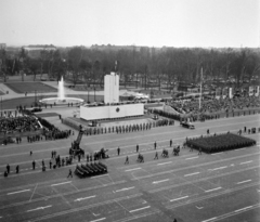 Magyarország, Budapest XIV., Ötvenhatosok tere (Felvonulási tér), április 4-i katonai díszszemle. A kép forrását kérjük így adja meg: Fortepan / Budapest Főváros Levéltára. Levéltári jelzet: HU.BFL.XV.19.c.10, 1964, Budapest Főváros Levéltára / BRFK helyszínelési fényképei, BRFK Hivatala Bűnügyi Technikai Osztály, szökőkút, felvonulás, április 4, díszszemle, Budapest, Fortepan #104577