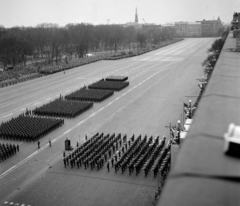 Magyarország, Budapest VI.,Budapest XIV., Ötvenhatosok tere (Felvonulási tér), április 4-i katonai díszszemle. A Dózsa György út 84. MÉMOSZ (Magyarországi Építőipari Munkások Országos Szövetsége) székházának tetejéről az Ajtósi Dürer sor felé nézve. A kép forrását kérjük így adja meg: Fortepan / Budapest Főváros Levéltára. Levéltári jelzet: HU.BFL.XV.19.c.10, 1964, Budapest Főváros Levéltára / BRFK helyszínelési fényképei, BRFK Hivatala Bűnügyi Technikai Osztály, felvonulás, április 4, díszszemle, Budapest, Fortepan #104579