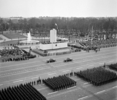 Magyarország, Budapest XIV., Ötvenhatosok tere (Felvonulási tér), április 4-i katonai díszszemle. A kép forrását kérjük így adja meg: Fortepan / Budapest Főváros Levéltára. Levéltári jelzet: HU.BFL.XV.19.c.10, 1964, Budapest Főváros Levéltára / BRFK helyszínelési fényképei, BRFK Hivatala Bűnügyi Technikai Osztály, szökőkút, felvonulás, április 4, díszszemle, ZISZ 115, Budapest, Fortepan #104580