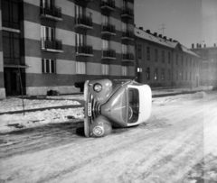 Magyarország, Budapest IV., Perényi Zsigmond (Paksi József) utca az 50. számú ház előtt. A kép forrását kérjük így adja meg: Fortepan / Budapest Főváros Levéltára. Levéltári jelzet: HU.BFL.XV.19.c.10, 1964, Budapest Főváros Levéltára / BRFK helyszínelési fényképei, BRFK Hivatala Bűnügyi Technikai Osztály, tél, hó, utcakép, este, Skoda 1101/1102 Tudor, rendszám, Budapest, Fortepan #104584