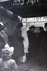 Magyarország, Budapest VII., a Kazinczy utcai orthodox központ udvara, hüpe (menyegzői baldachin) a zsinagógánál., 1947, Hámori Gyula, zsidóság, Budapest, héber írás, hüpe, Dávid csillag, Fortepan #104600