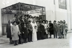 Magyarország, Budapest VII., a Kazinczy utcai orthodox központ udvara, hüpe (menyegzői baldachin) a zsinagógánál. Körben a héber felirat: "A vőlegény hangja - a vígság és öröm hangja - a mennyasszony hangja.", 1947, Hámori Gyula, zsidóság, Budapest, héber írás, hüpe, Dávid csillag, rabbi, Fortepan #104603