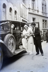 Magyarország, Budapest VII., Kazinczy utca, balra a háttérben a Kazinczy utcai orthodox központ bejárata a zsinagóga mellett., 1947, Hámori Gyula, Budapest, esküvő, autóba szállás, menyasszony, vőlegény, Fortepan #104615