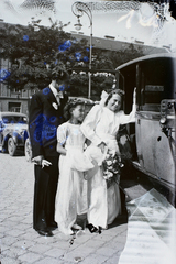 Hungary, Budapest IX., Bakáts tér, a felvétel az Assisi Szent Ferenc-templom előtt készült., 1948, Hámori Gyula, taxicab, Budapest, entering the car, bridesmaid, bride, Fortepan #104624