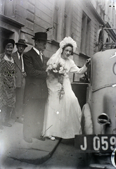 Magyarország, Budapest VII., Kazinczy utca a zsinagógától a Wesselényi utca felé nézve., 1947, Hámori Gyula, taxi, Budapest, esküvő, autóba szállás, Fortepan #104642