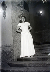 Hungary, Budapest XI., Gellért Gyógyfürdő, bál résztvevője a főbejárat melletti lépcsőnél., 1948, Hámori Gyula, Budapest, hands behind the back, lady, white dress, Fortepan #104647