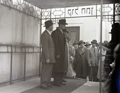 Magyarország, Budapest VII., a Kazinczy utcai orthodox központ udvara, hüpe (menyegzői baldachin) a zsinagógánál., 1947, Hámori Gyula, zsidóság, Budapest, héber írás, hüpe, Dávid csillag, esküvő, Fortepan #104657