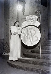 Hungary, Budapest XI., Gellért Gyógyfürdő, jubileumi bál résztvevője a főbejárat melletti lépcsőnél., 1948, Hámori Gyula, Budapest, lady, white dress, Fortepan #104659