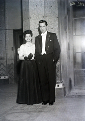 Hungary, Budapest XI., Gellért Gyógyfürdő, bál résztvevői a főbejáratnál., 1948, Hámori Gyula, Budapest, lady, gentleman, white tie, evening gown, Fortepan #104661